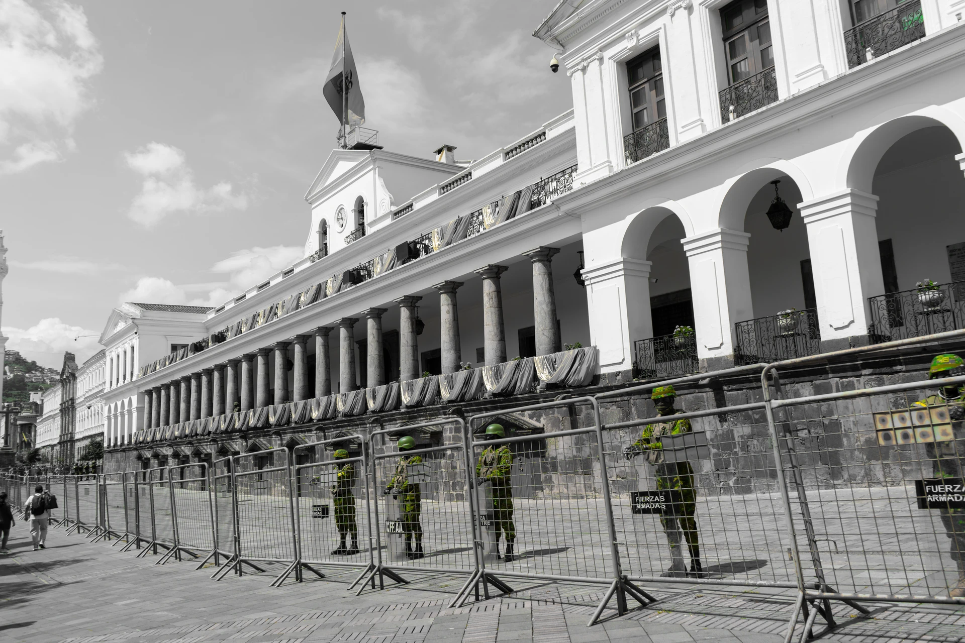 La militarización de la ciudad, evidente en la Plaza Grande La militarización de la ciudad, evidente en la Plaza Grande