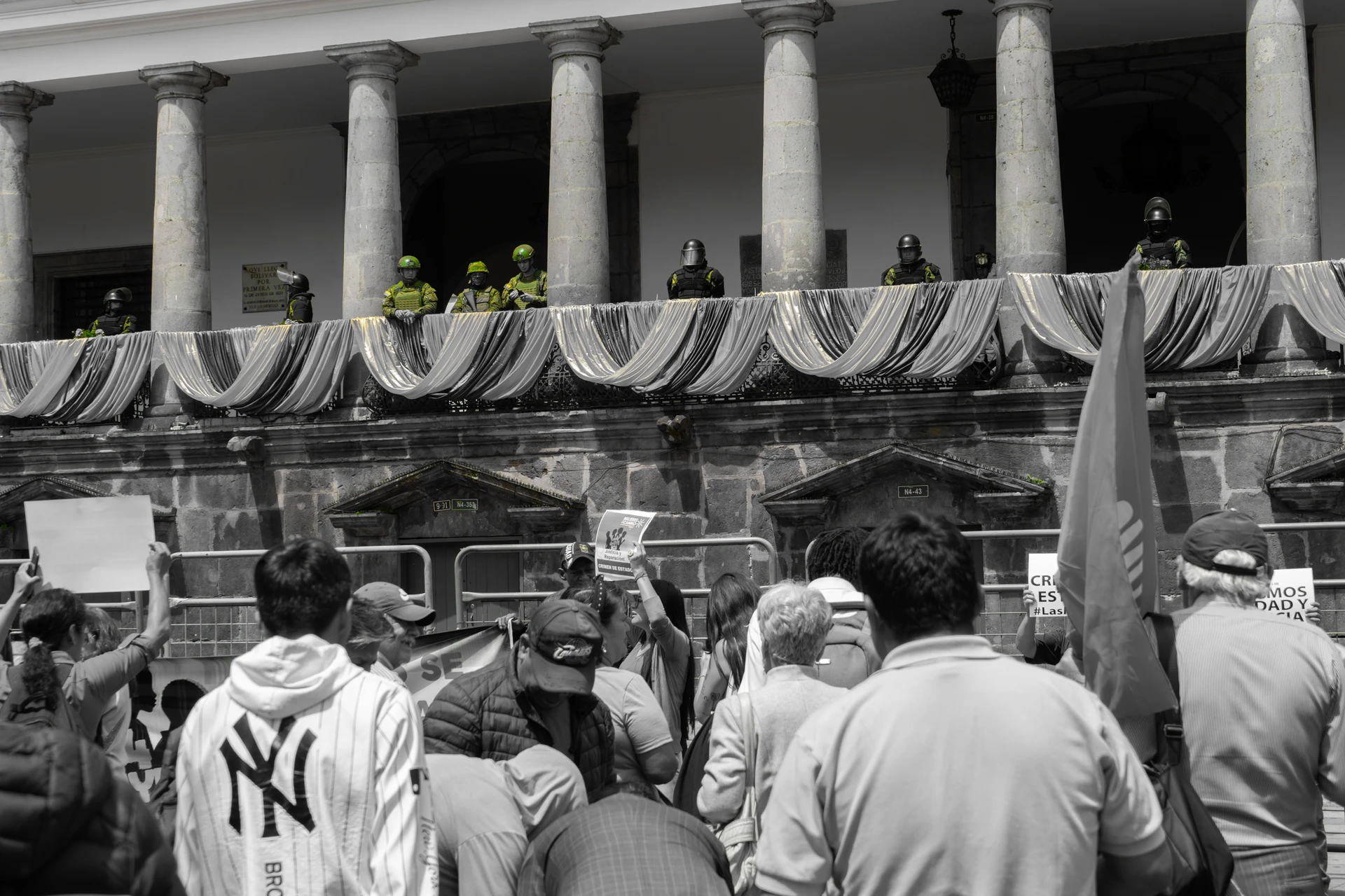 Al pie de Carondolet, protestan por los niños desaparecidos producto de la militarización de la sociedad Al pie de Carondolet, protestan por los niños desaparecidos producto de la militarización de la sociedad