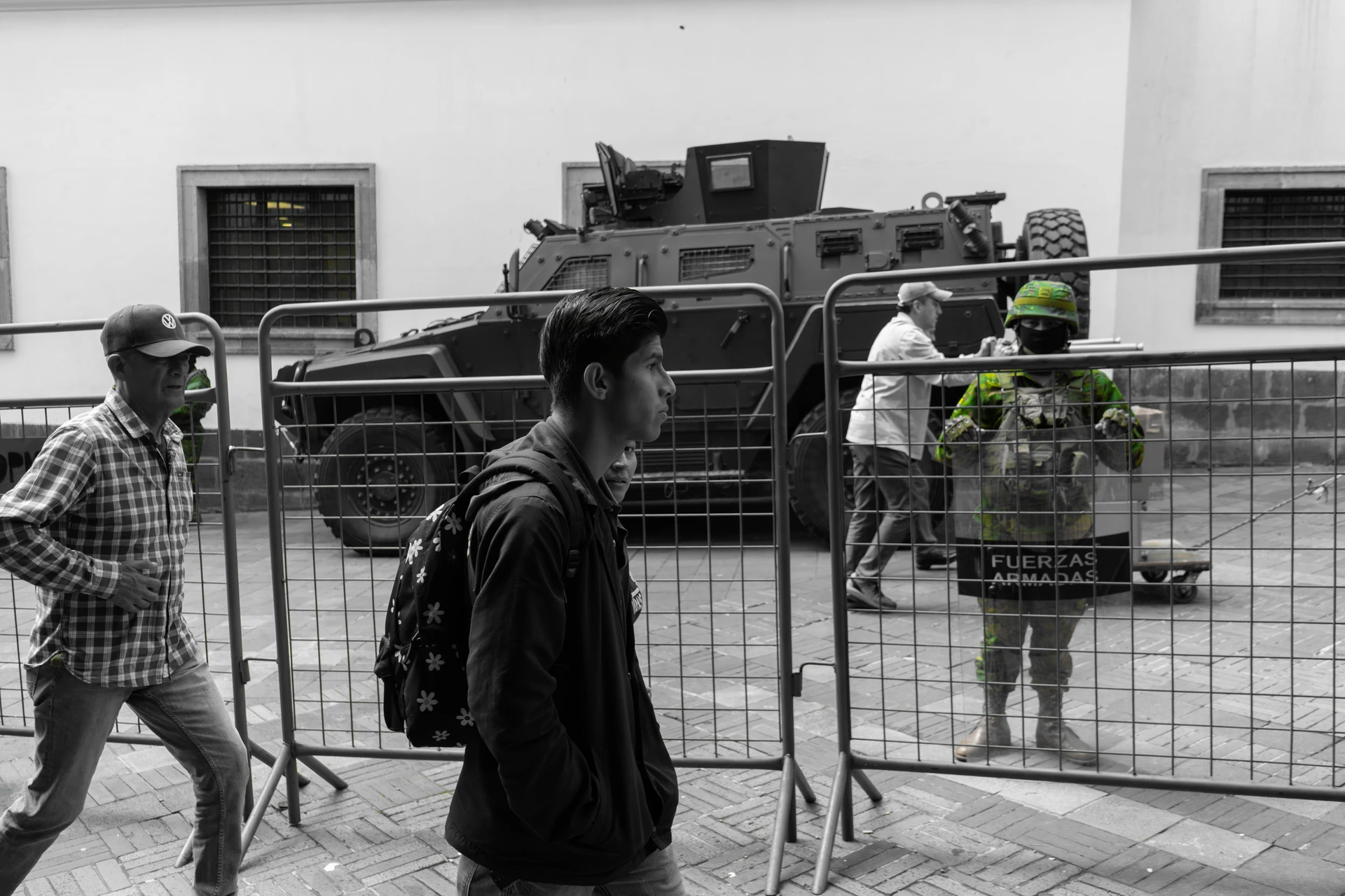 Un militar, detrás de una valle en el centro histórico de Quito Un militar, detrás de una valle en el centro histórico de Quito