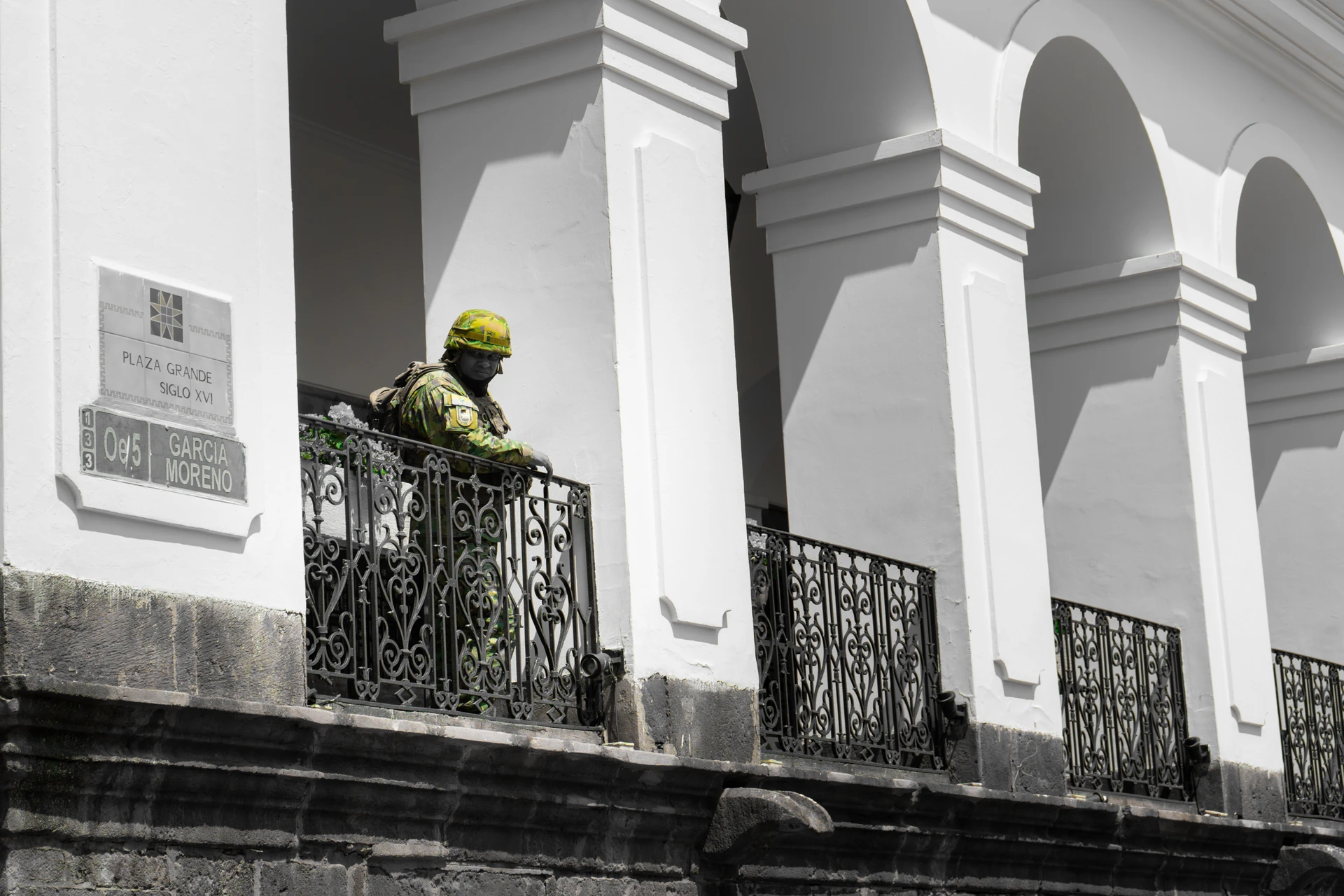 Un militar, asomado en Carondelet Un militar, asomado en Carondelet