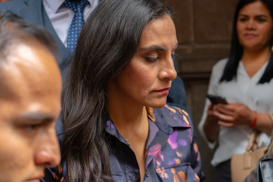 Abad perdió los derechos de participación política.