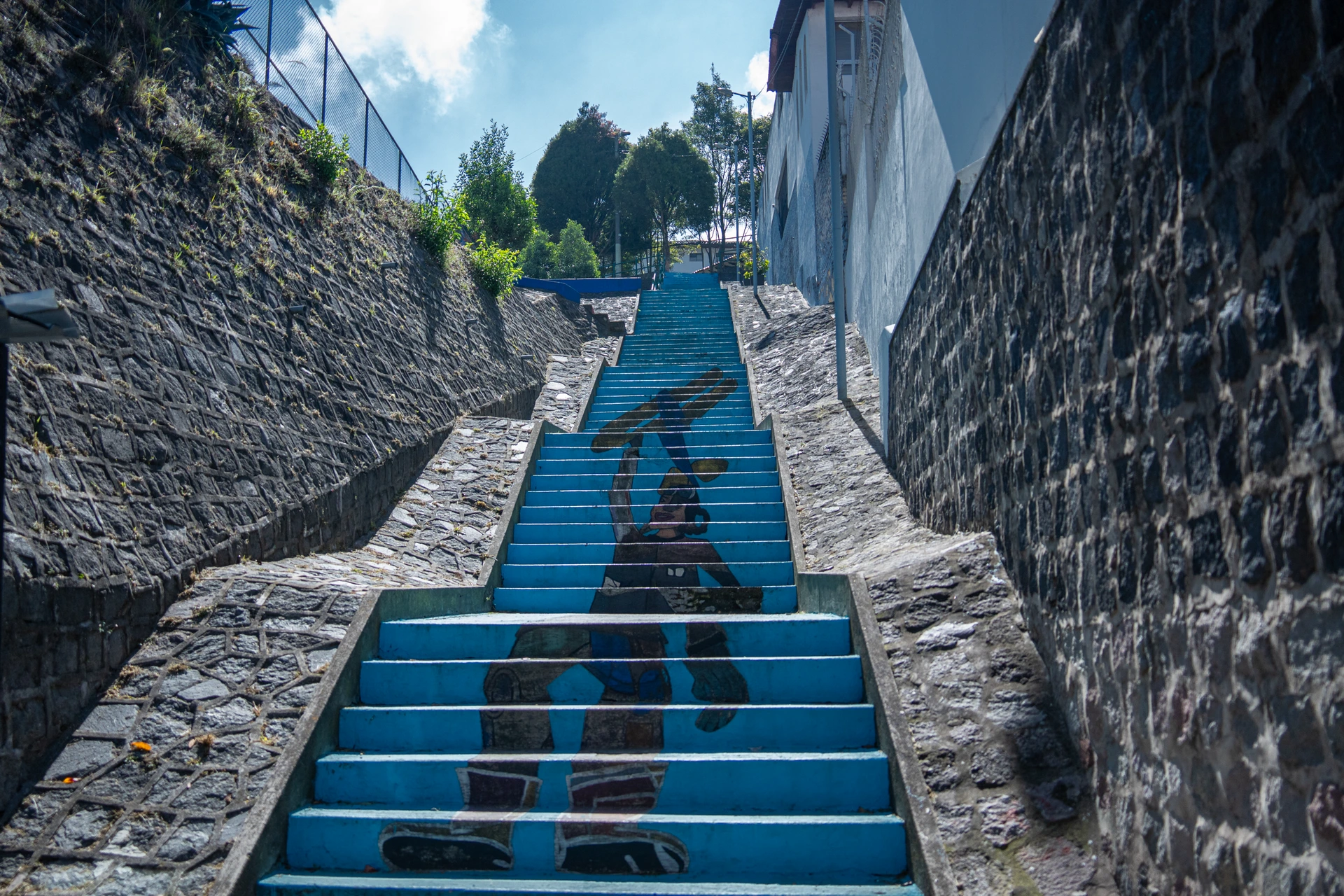 Los escalones intervenidos en una escalinata quiteña Los escalones intervenidos en una escalinata quiteña