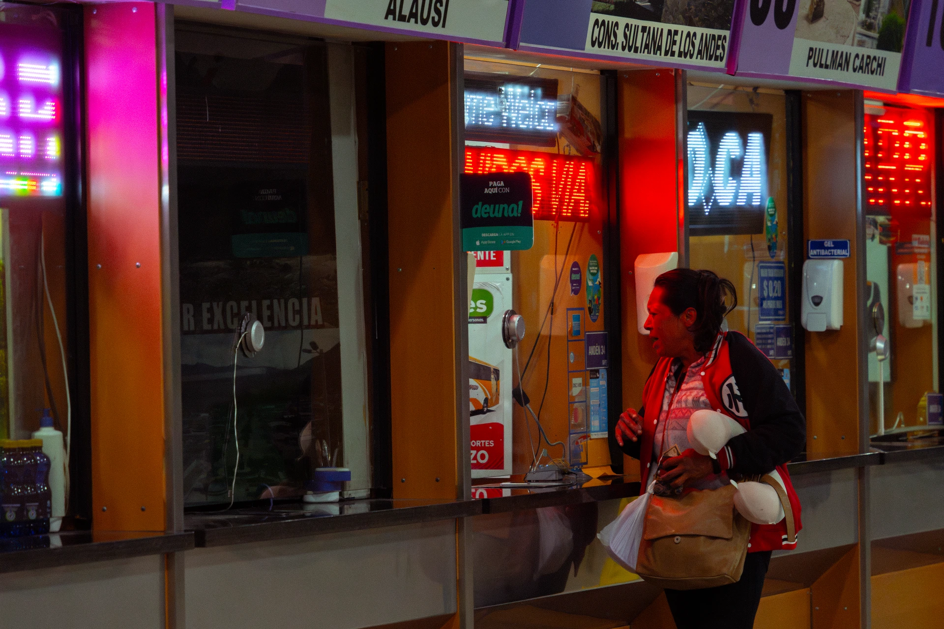 Antes de pasar a los andanes, una mujer compra su boleto en Quitumbe Antes de pasar a los andanes, una mujer compra su boleto en Quitumbe