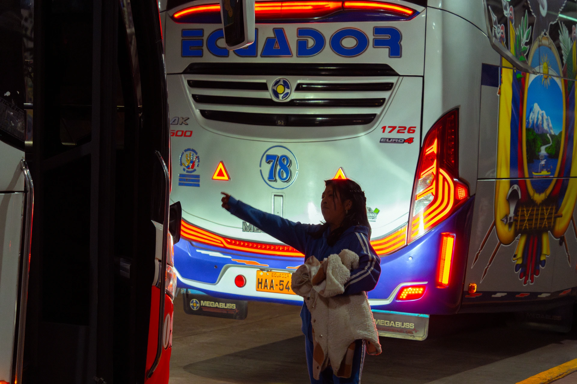 Una niña en buses Quitumbe una niña en buses Quitumbe