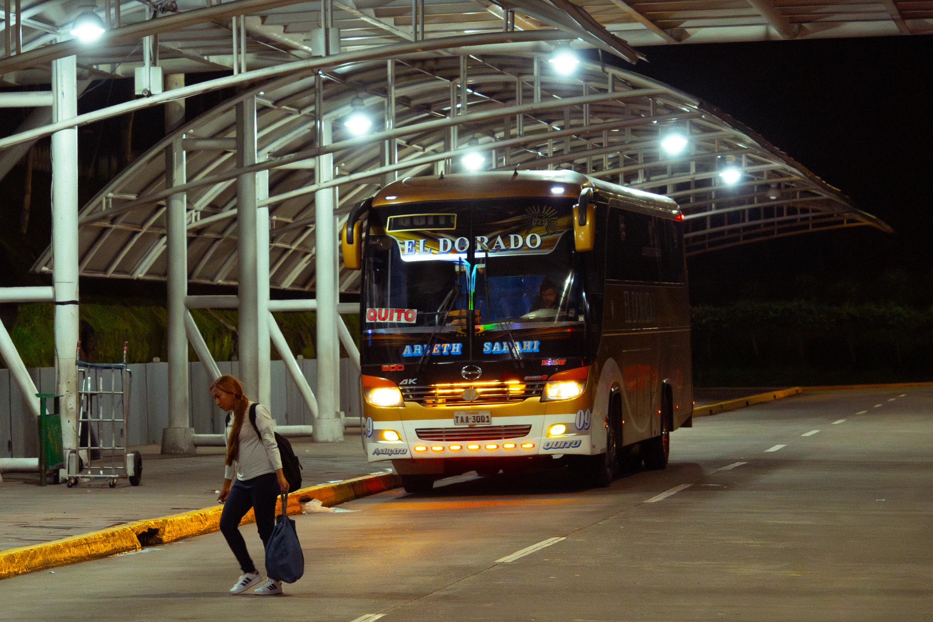 Una mujer cansada llega a Quito Una mujer cansada llega a Quito