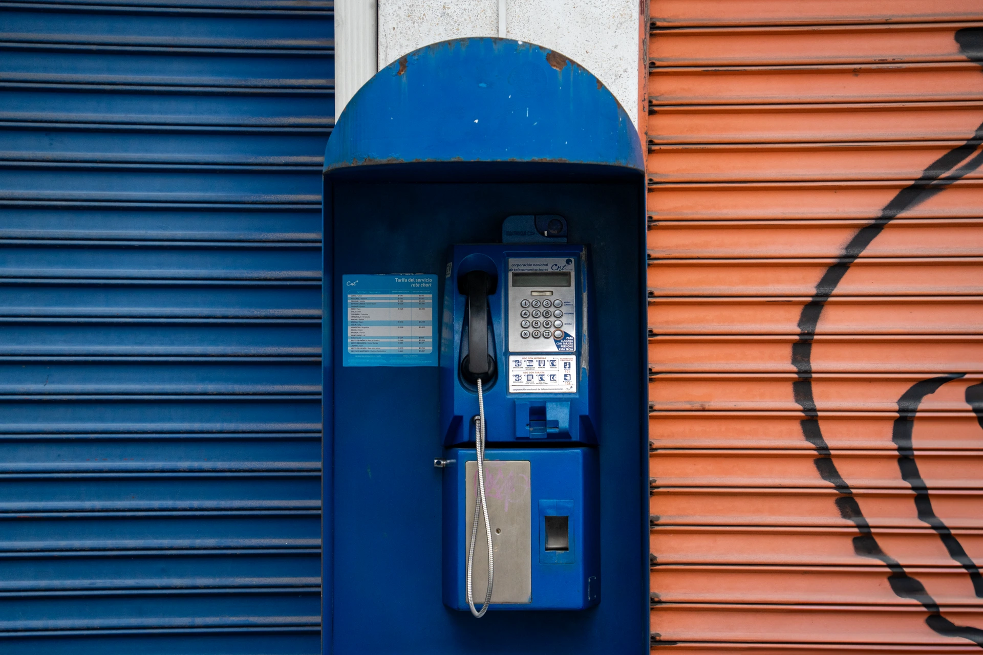 Una cabina telefónica una cabina telefónica