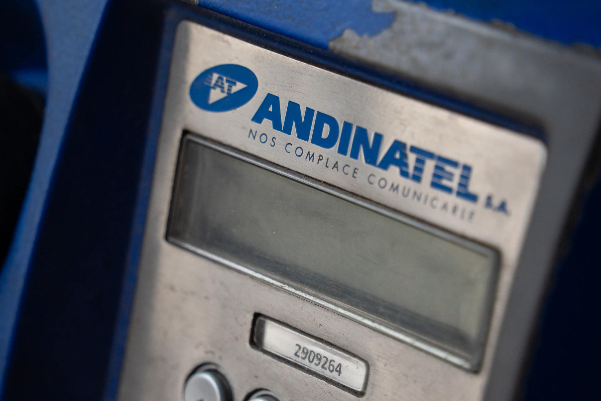 Andinatel aún pueden verse en las cabinas telefónicas en Quito los logos de la extinta compañía estatal Andinatel aún pueden verse en las cabinas telefónicas en Quito