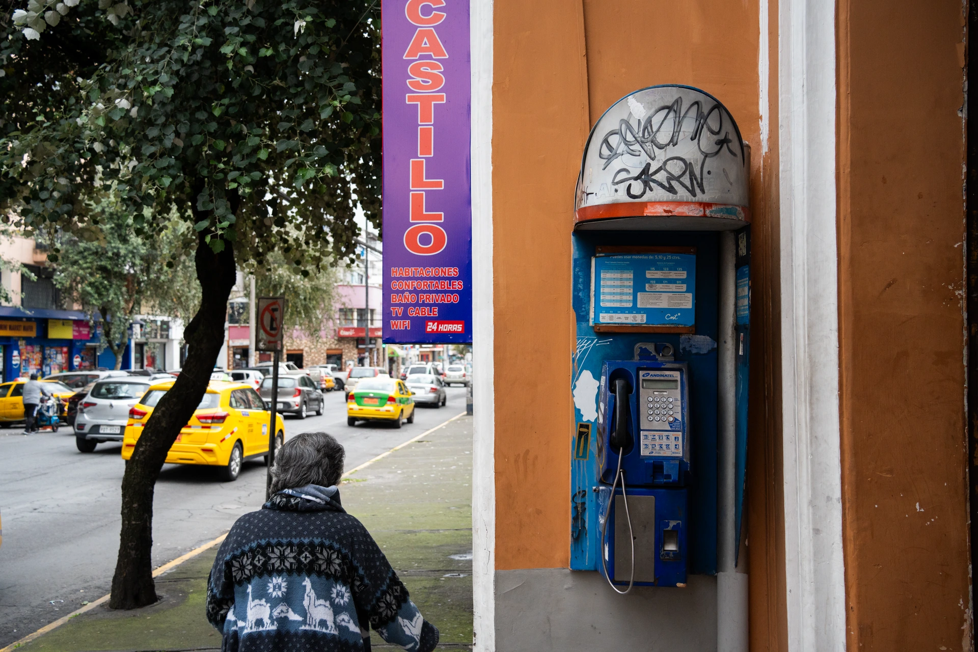 en una calle de Quito, una cabina en una calle de Quito, una cabina