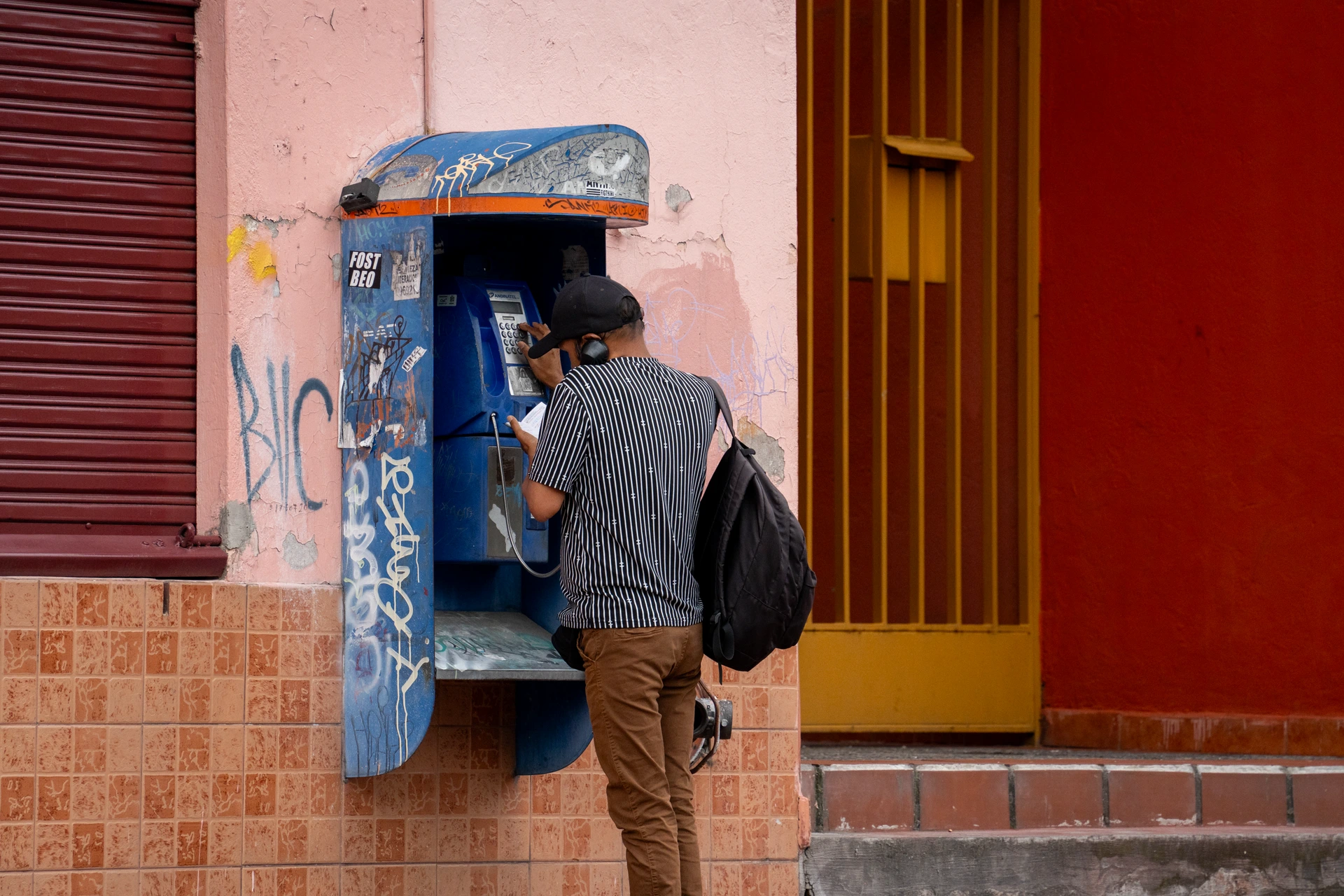 un hombre haciendo una llamada mientras usa su libretita de papel un hombre haciendo una llamada mientras usa su libretita de papel