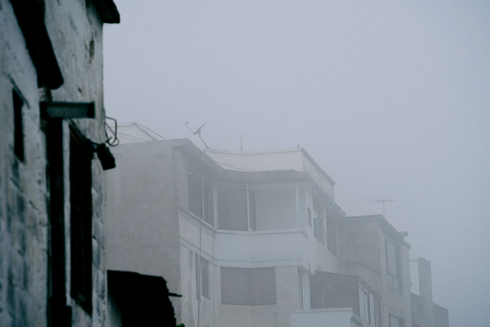 Una casa cubierta de neblina Una casa cubierta de neblina