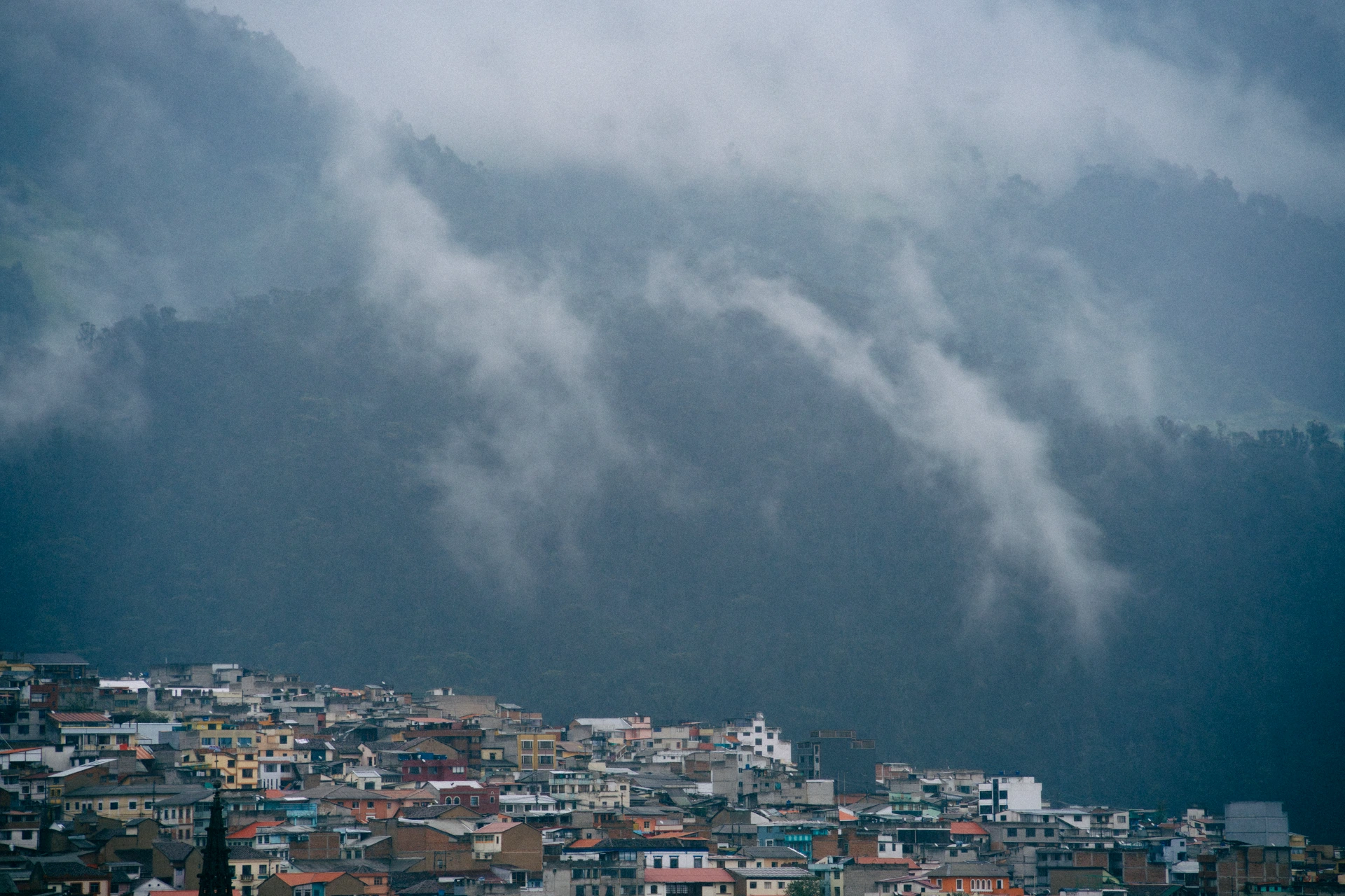 La neblina cae delicada sobre Quito La neblina cae delicada sobre Quito