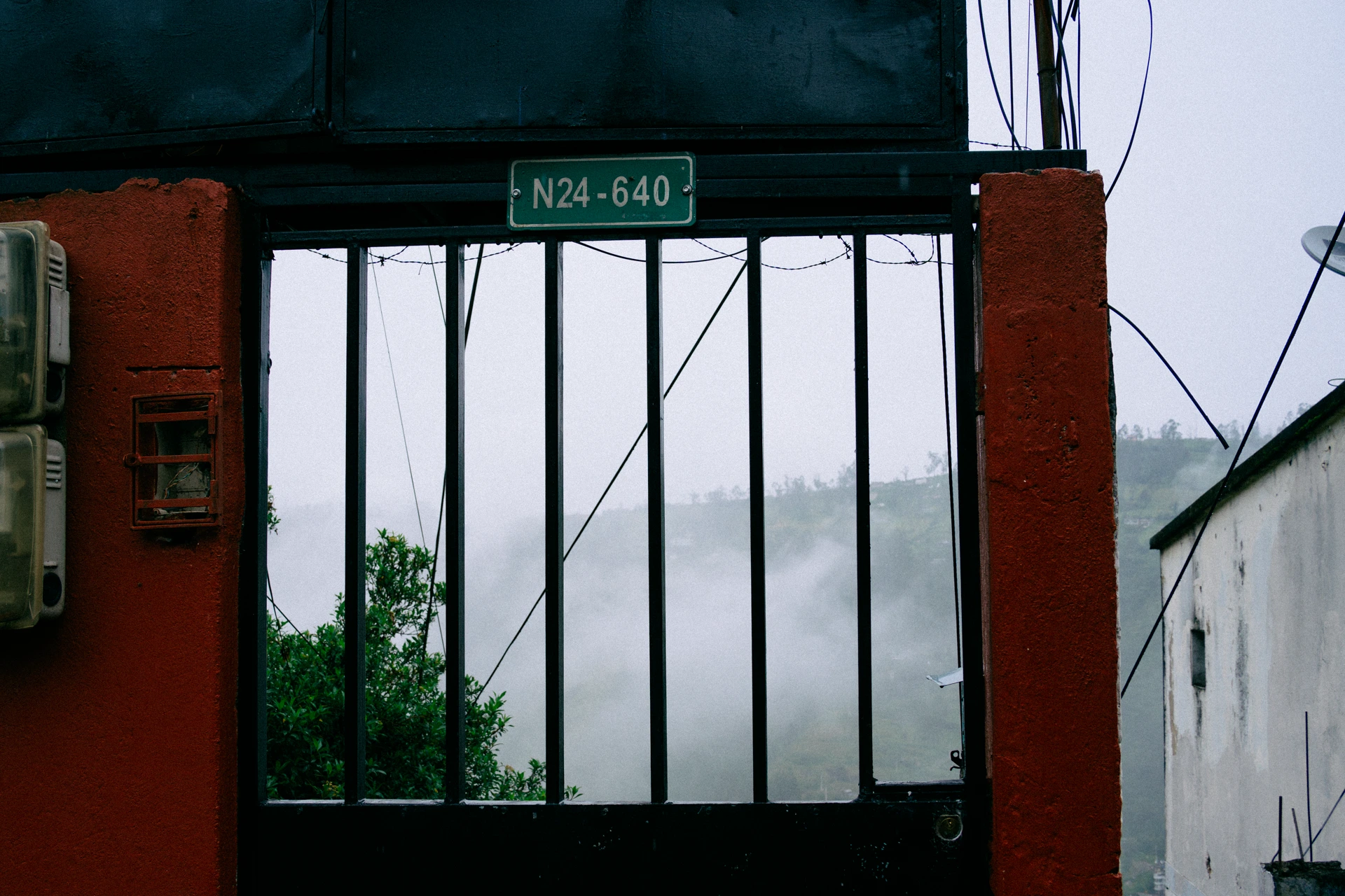 Un pedacito de nube avanzando detrás de un portón Un pedacito de nube avanzando detrás de un portón