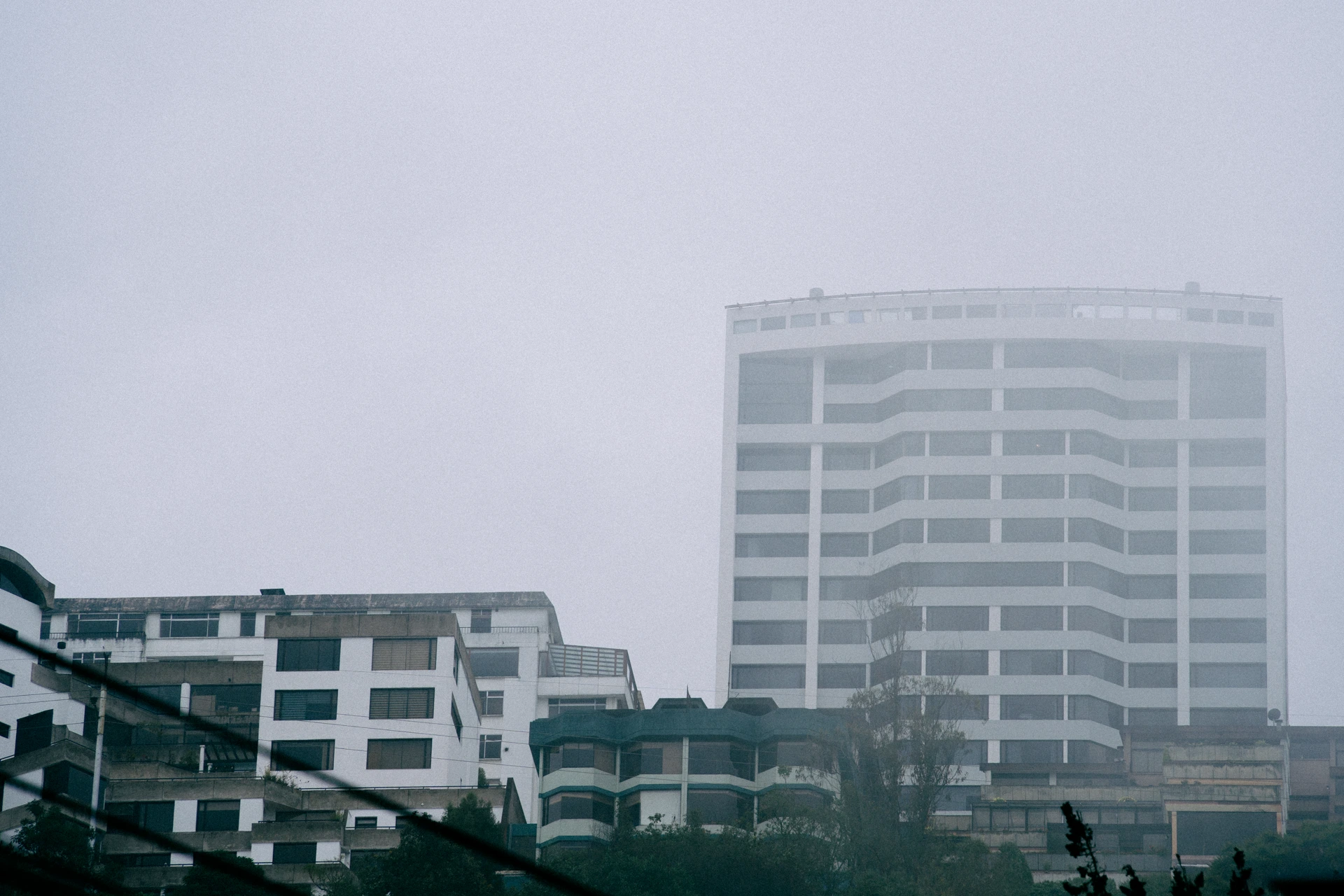 Un edificio de la González Suárez, a medio ver, por la neblina Un edificio de la González Suárez, a medio ver, por la neblina